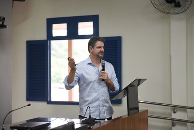 Cristiano Ferri em palestra na Câmara de Ponte Nova