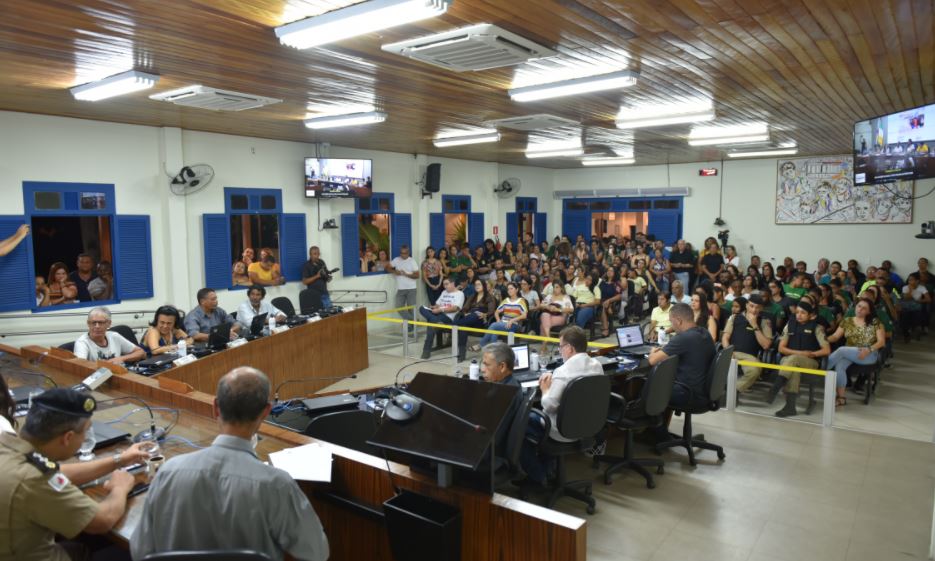 Audiência pública sobre implantação de escola cívico-militar promove debate e atrai grande público