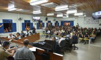 Audiência pública sobre implantação de escola cívico-militar promove debate e atrai grande público