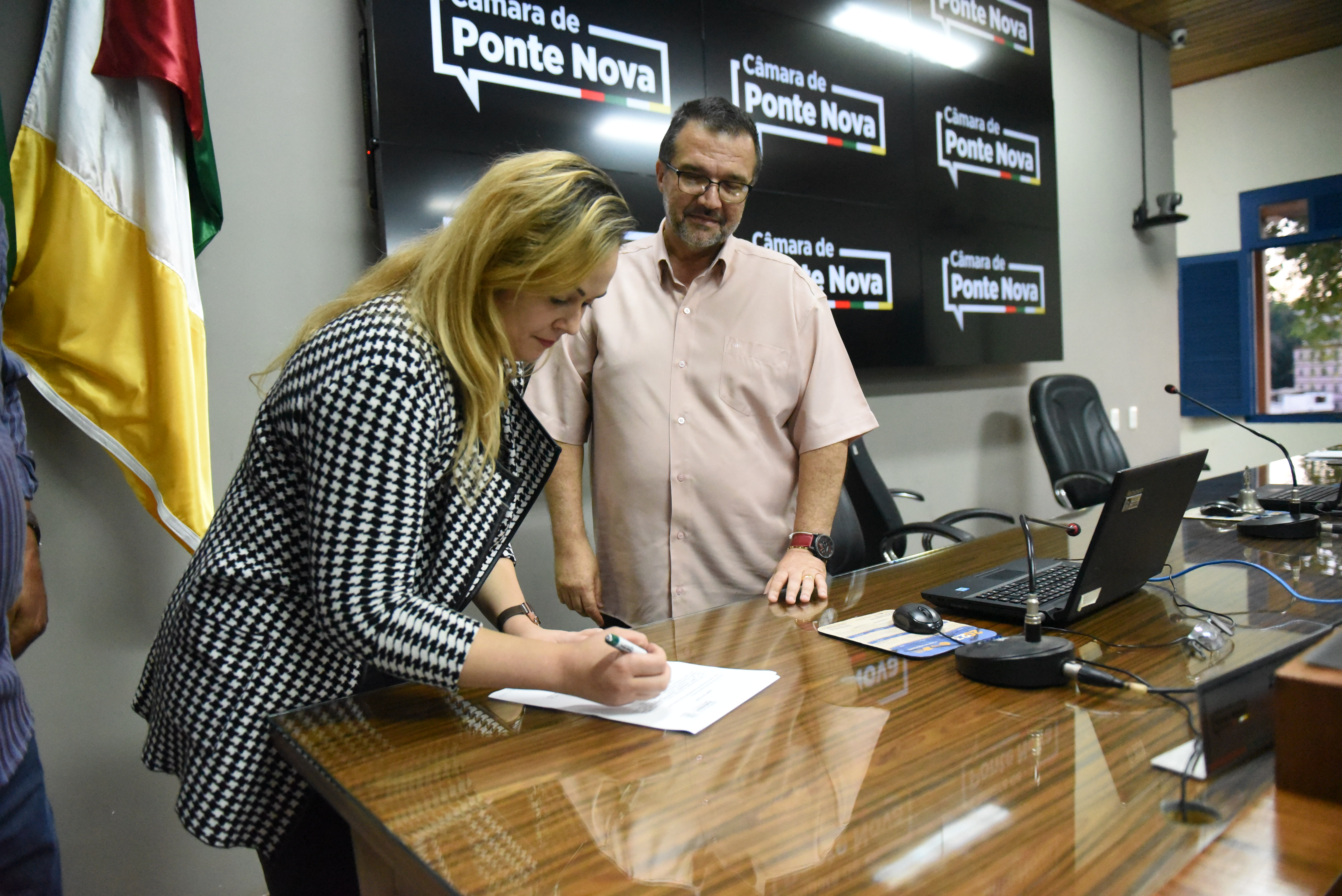 Câmara empossa nova servidora para Divisão de Comunicação