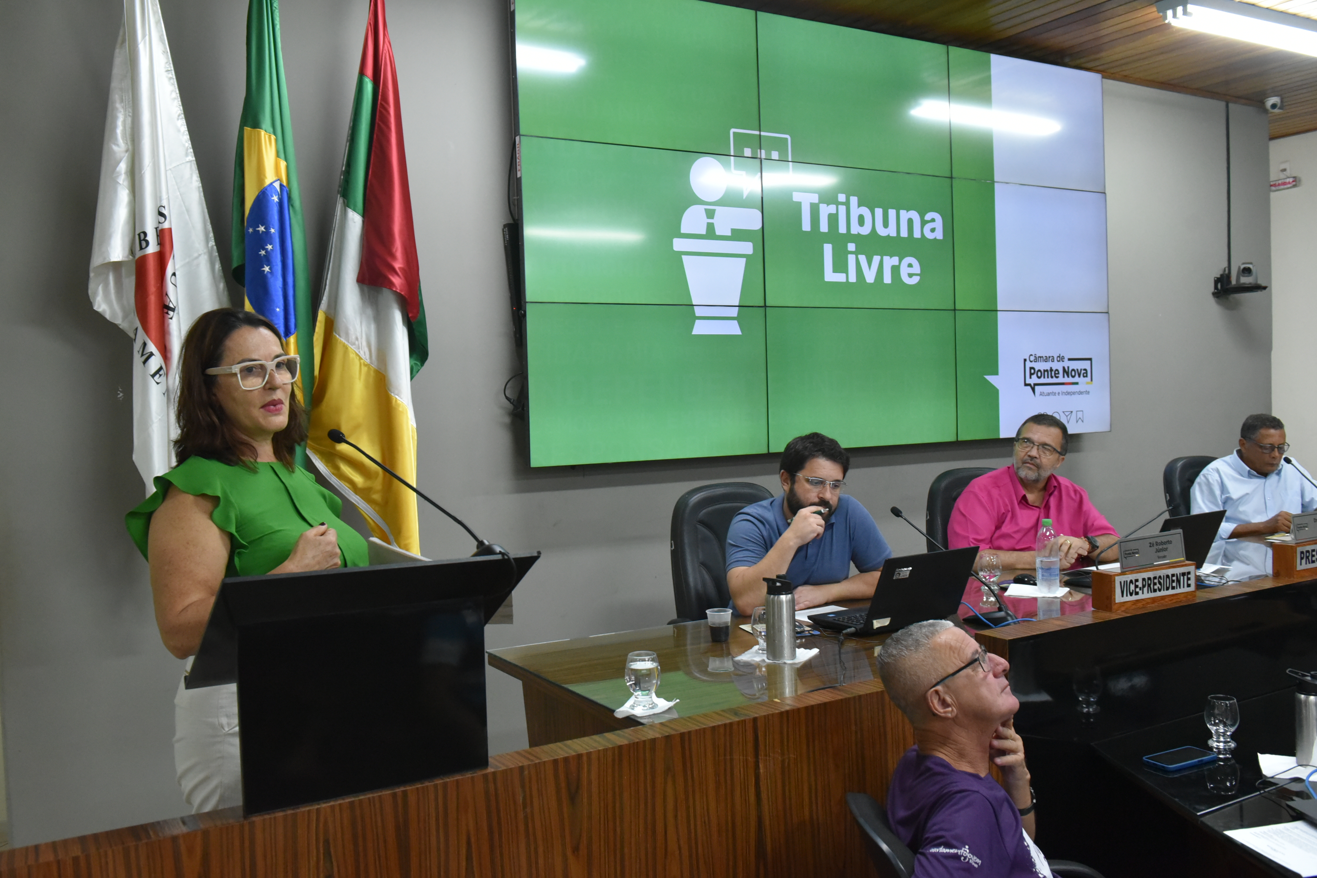 Cidadã critica condições de vias, bueiros, calçadas e limpeza de Ponte Nova