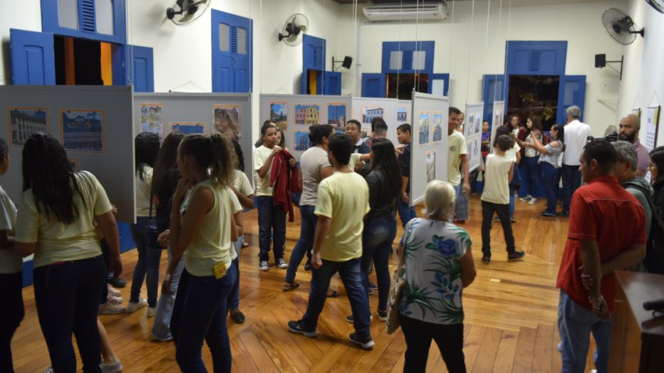 Exposição fotográfica sobre Ponte Nova atrai público na Câmara