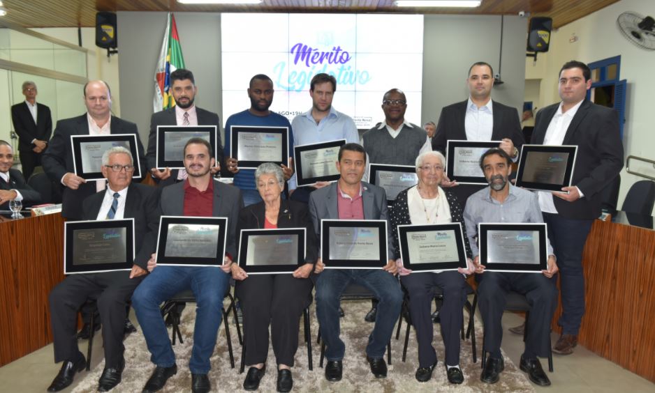 Homenageados recebem diploma do Mérito Legislativo