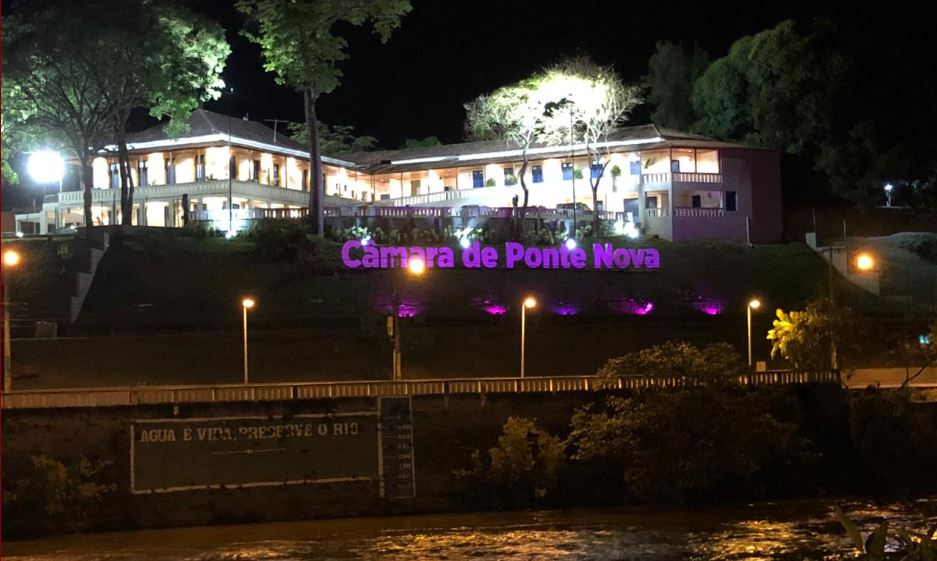 Letreiro da Câmara tem iluminação cor de rosa em outubro