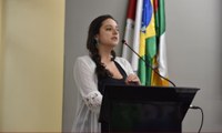 Na Tribuna Livre, secretária de Educação apresenta sistema de acompanhamento escolar