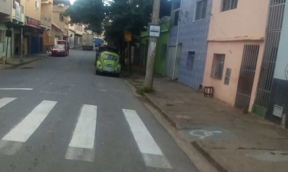 Ponto de ônibus em faixa de pedestre gera indicação à Prefeitura