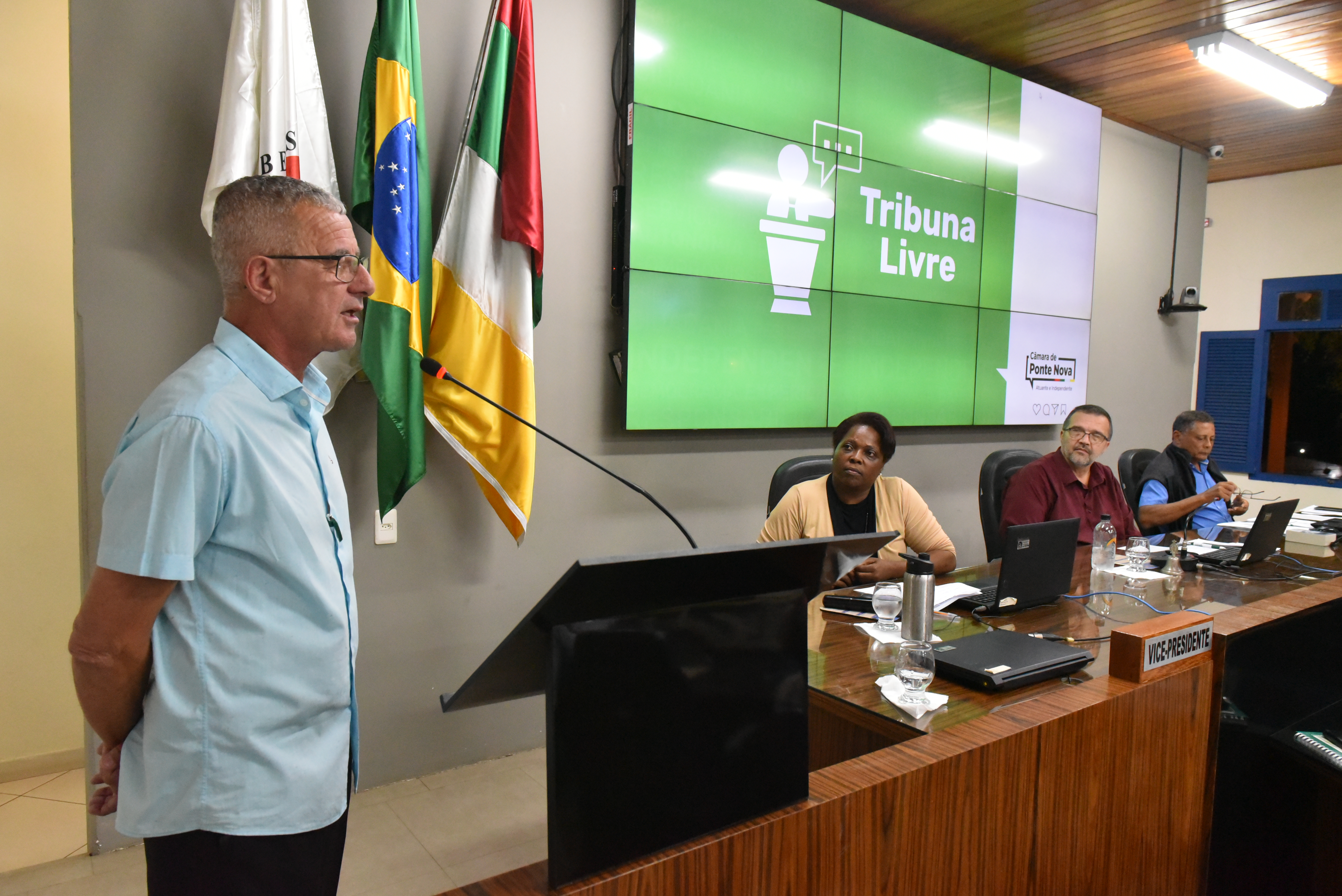 Secretário de Desenvolvimento Rural faz esclarecimentos no plenário da Câmara