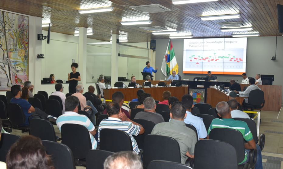 Usuários, DEMUTRAN, empresa concessionária e vereadores debatem situação do transporte coletivo