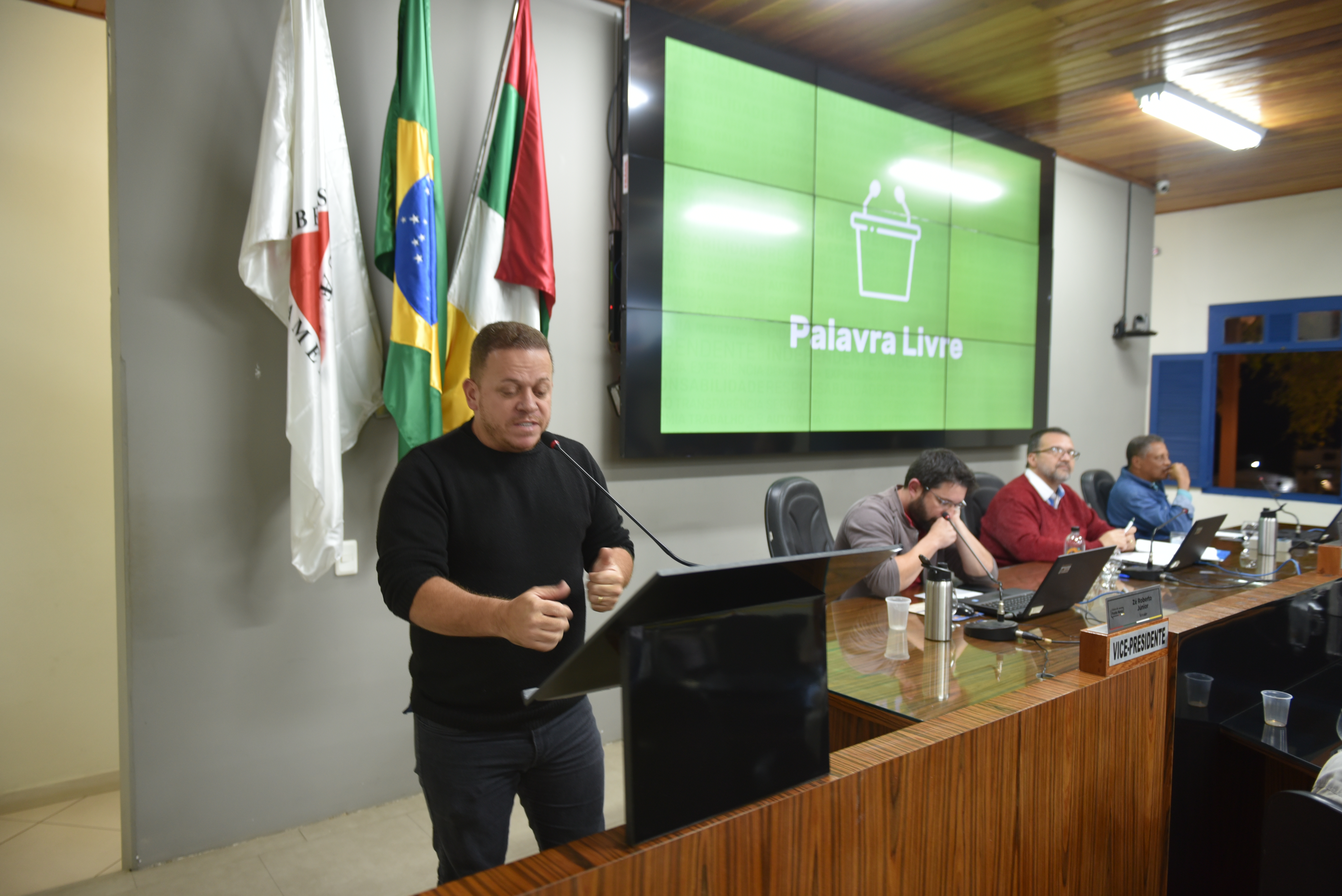 Vereador aborda obra da adutora e pede providências quanto aos cães de rua 