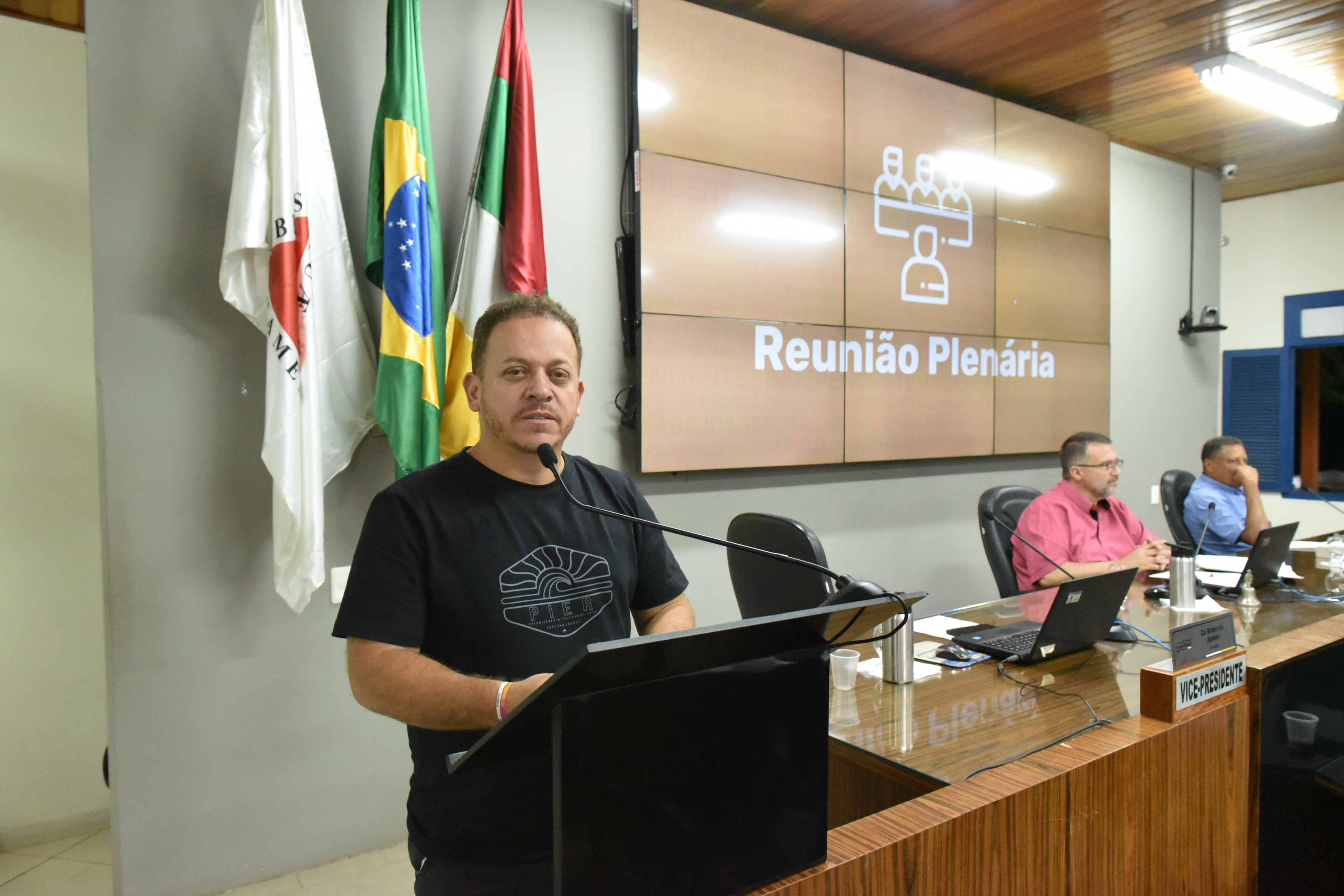 Vereador celebra reinauguração da quadra da Vila Alvarenga