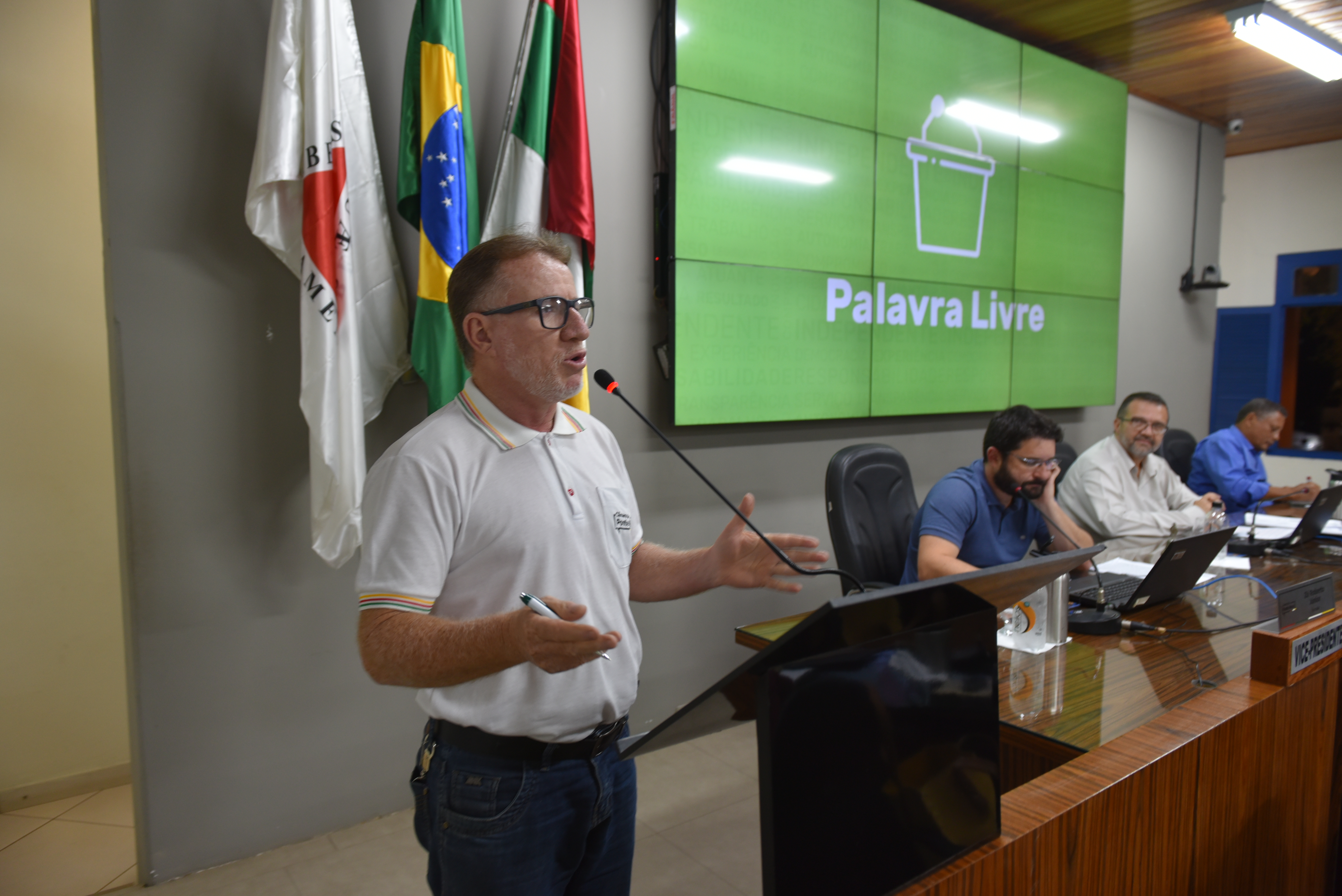 Vereador defende análise detalhada de projetos e pede tapa-buracos