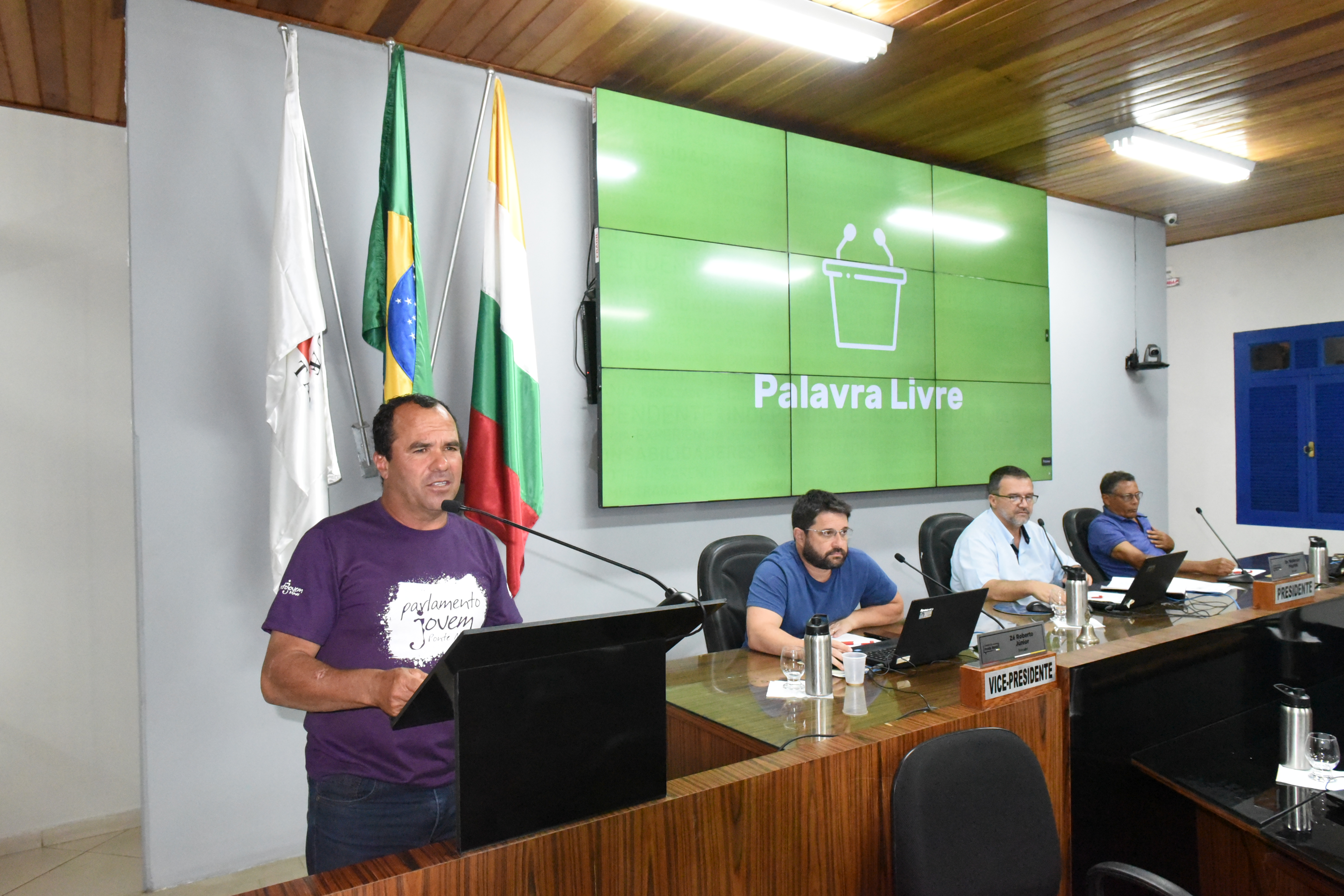 Vereador pede tapa-buracos, drenagem e capina para várias ruas