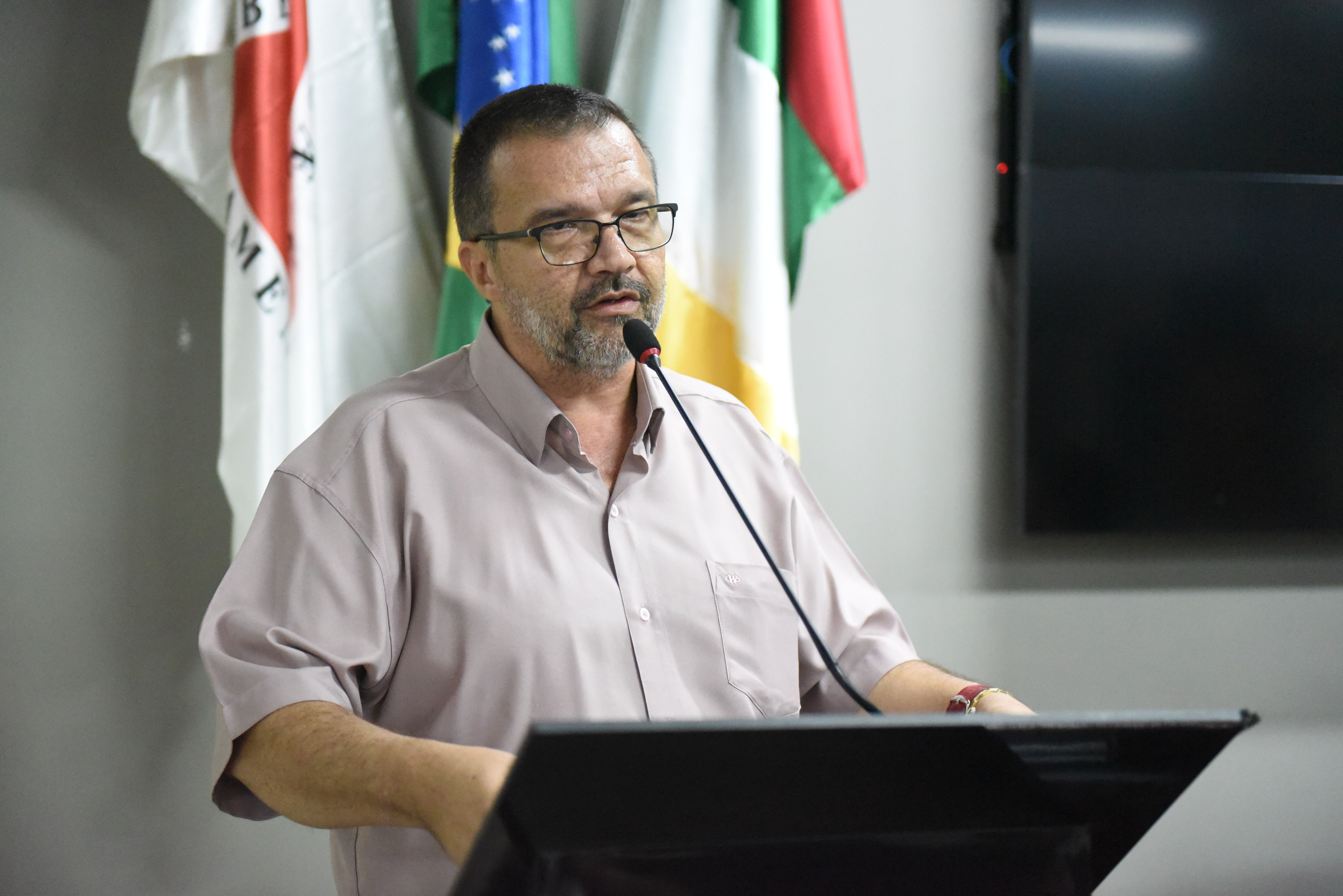 Vereador reivindica melhorias e sinalização para o bairro Nova Almeida 