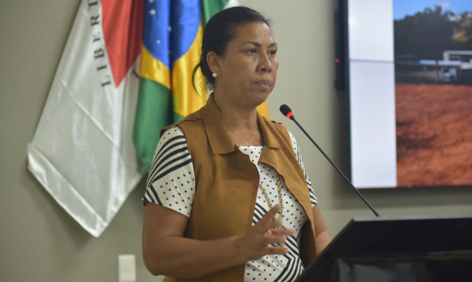 Vereadora Aninha de Fizica pede melhorias para campo no Santo Antônio