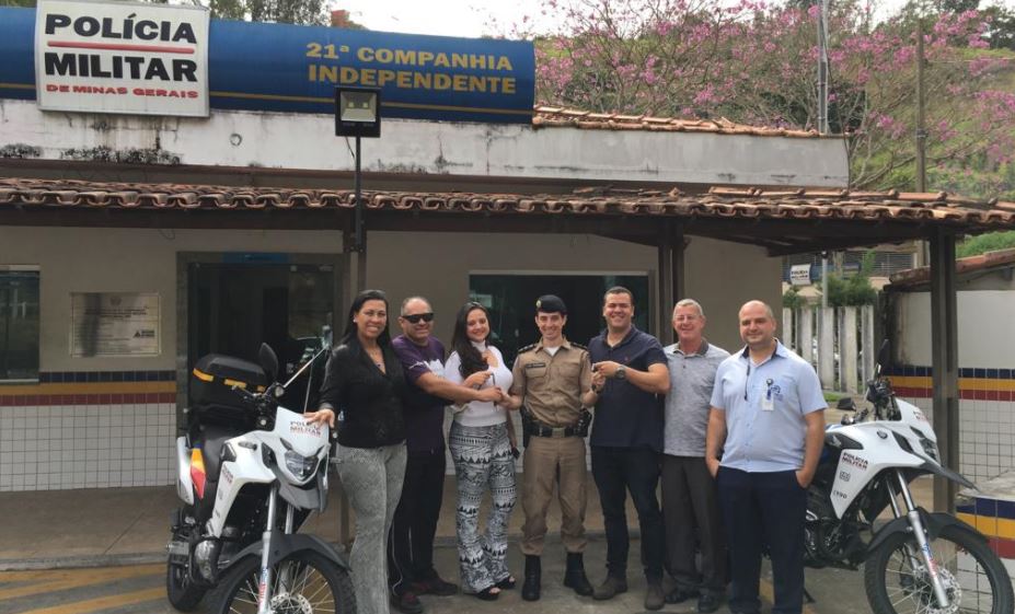 Vereadores acompanham entrega de duas motos para a Polícia Militar